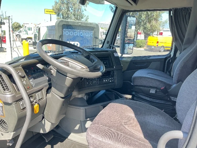 2022 Volvo VNL 760 - image 10