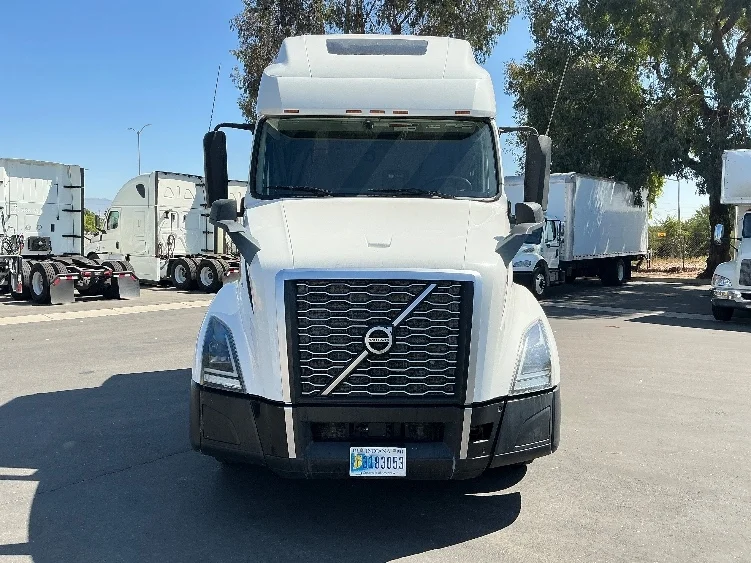 2022 Volvo VNL 760 - image 2