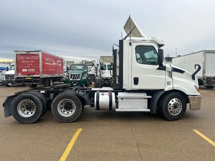 2020 Freightliner Cascadia in Allen Park, MI — photo 8