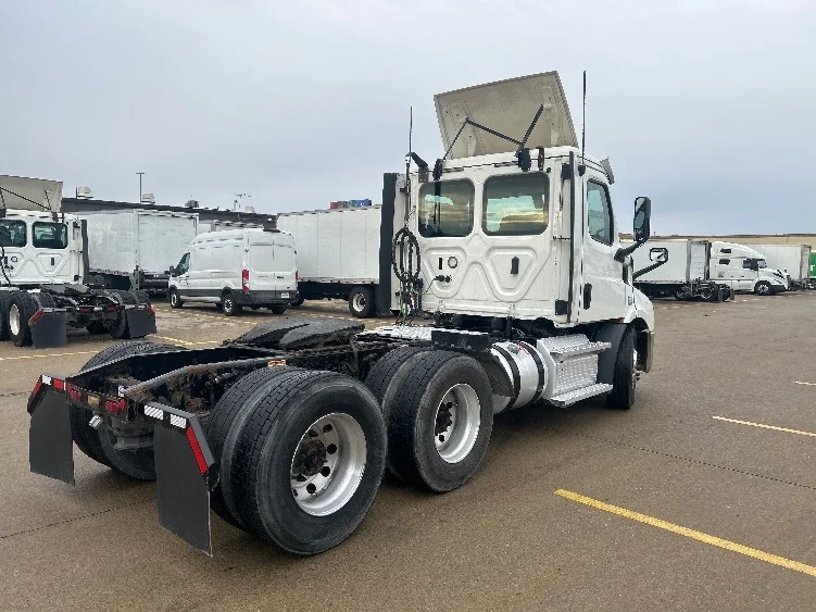 2020 Freightliner Cascadia in Allen Park, MI — photo 7