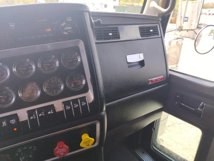 2019 Kenworth T800 - image 21