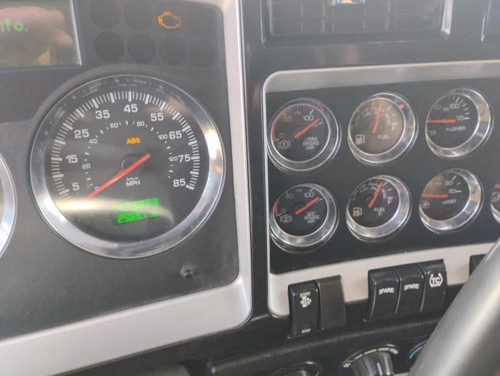 2019 Kenworth T800 - image 19