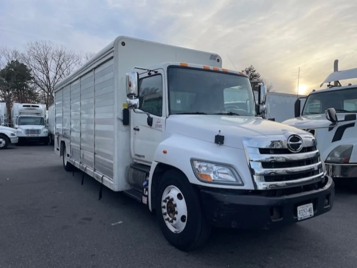 2015 Hino 338 in Farmingdale, NY — photo 3