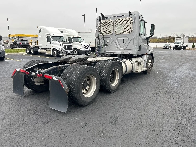 2020 Freightliner Cascadia in Piqua, OH — photo 7