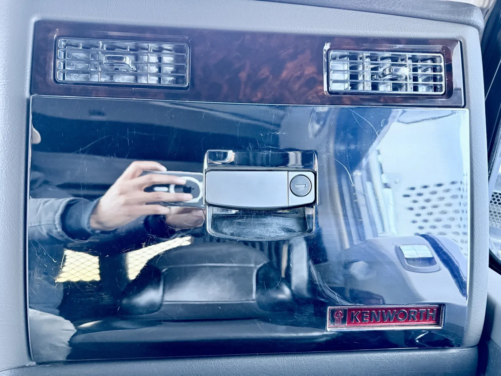 2013 Kenworth W900 - image 19