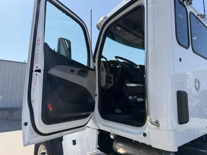 2027 Peterbilt 567 in Sylmar, CA — photo 15