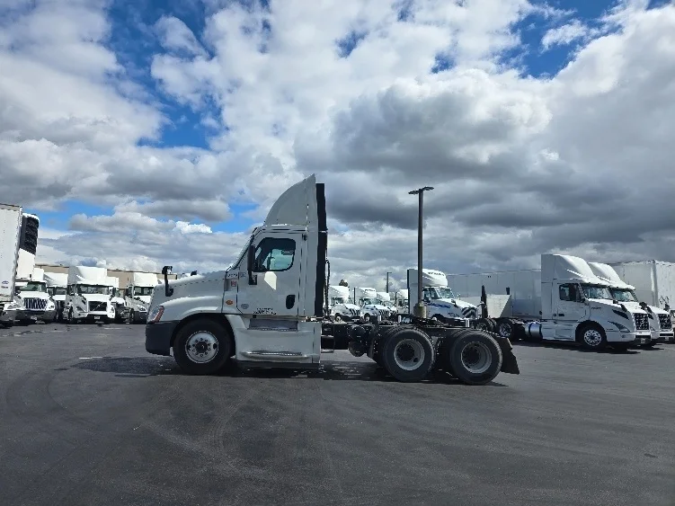 2019 Freightliner Cascadia - image 4