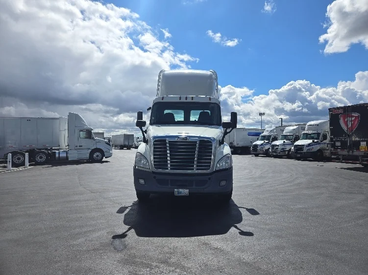 2019 Freightliner Cascadia - image 2