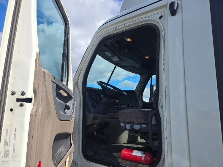 2019 Freightliner Cascadia - image 9