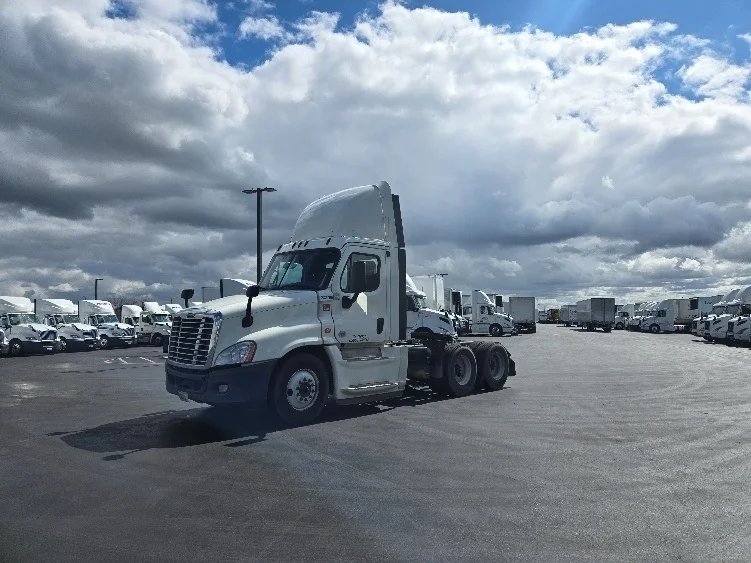 2019 Freightliner Cascadia - image 3