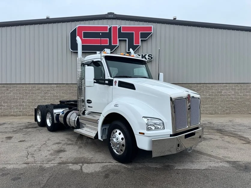 2027 Kenworth T880 - image 3