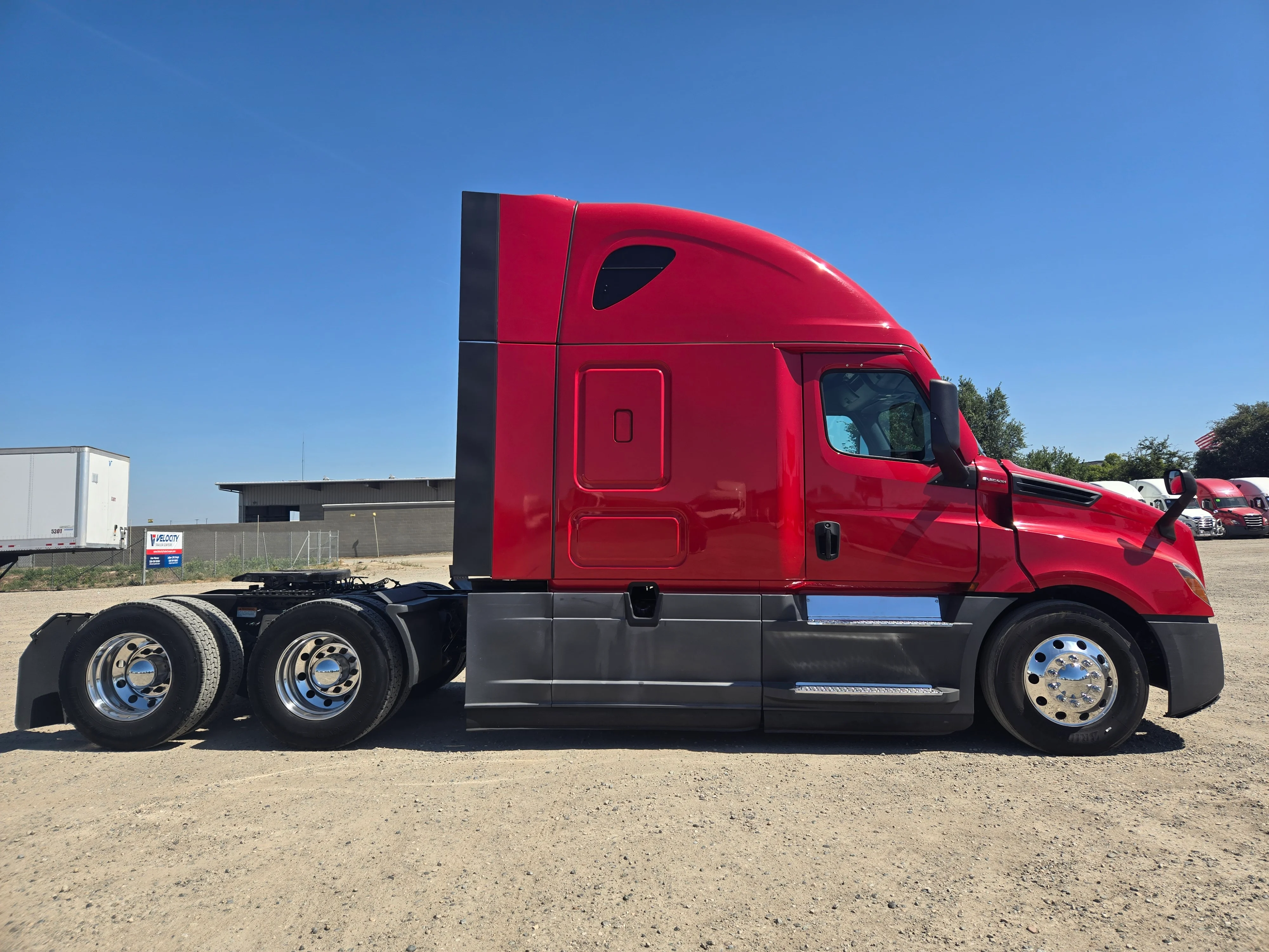 2021 Freightliner Cascadia in Fresno, CA — photo 4
