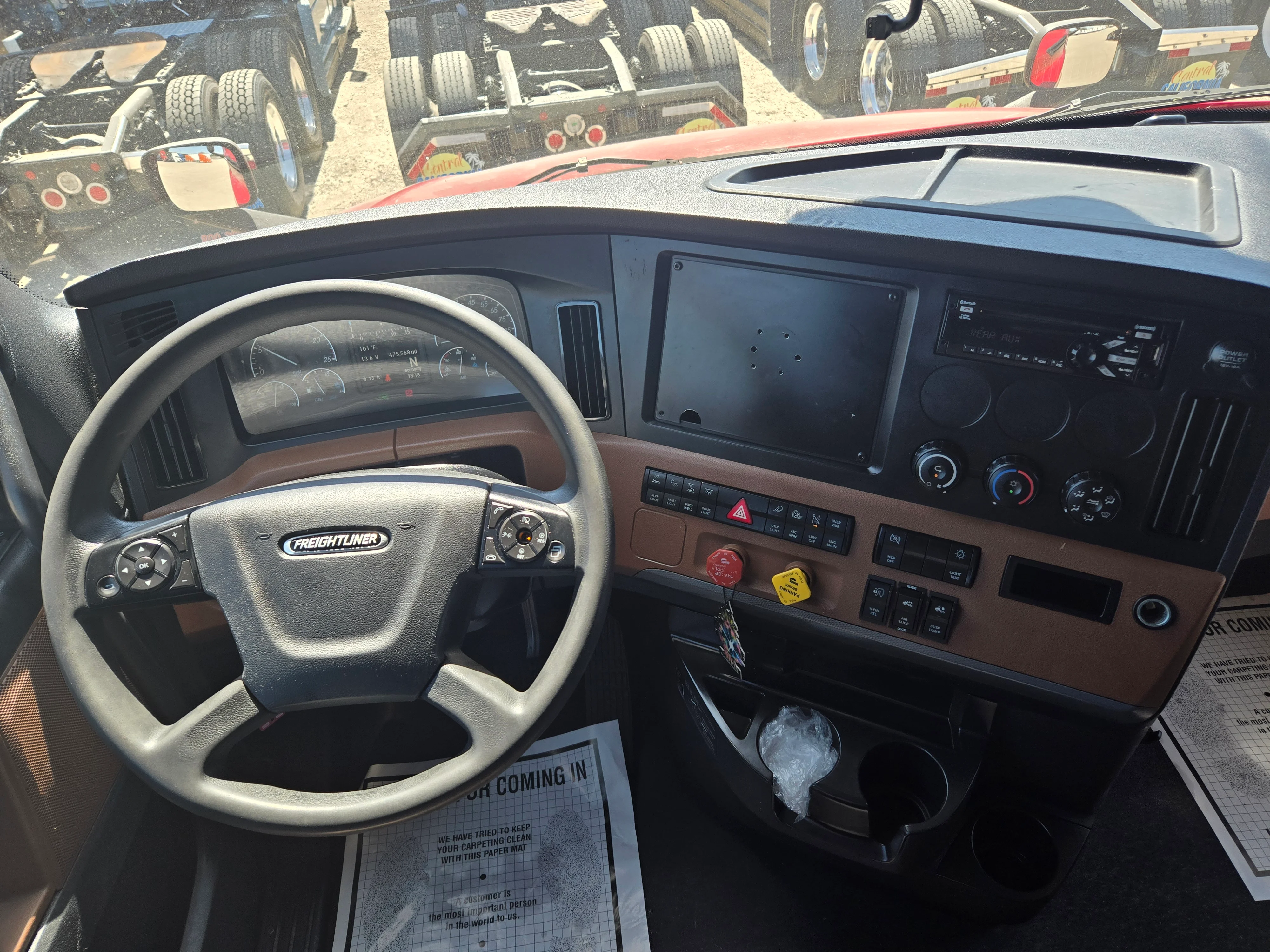 2021 Freightliner Cascadia in Fresno, CA — photo 9