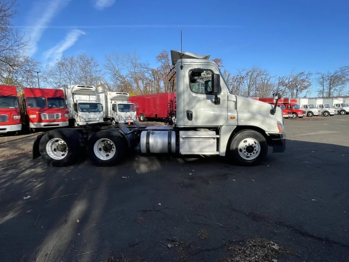 2019 Freightliner Cascadia in Newark, NJ — photo 13