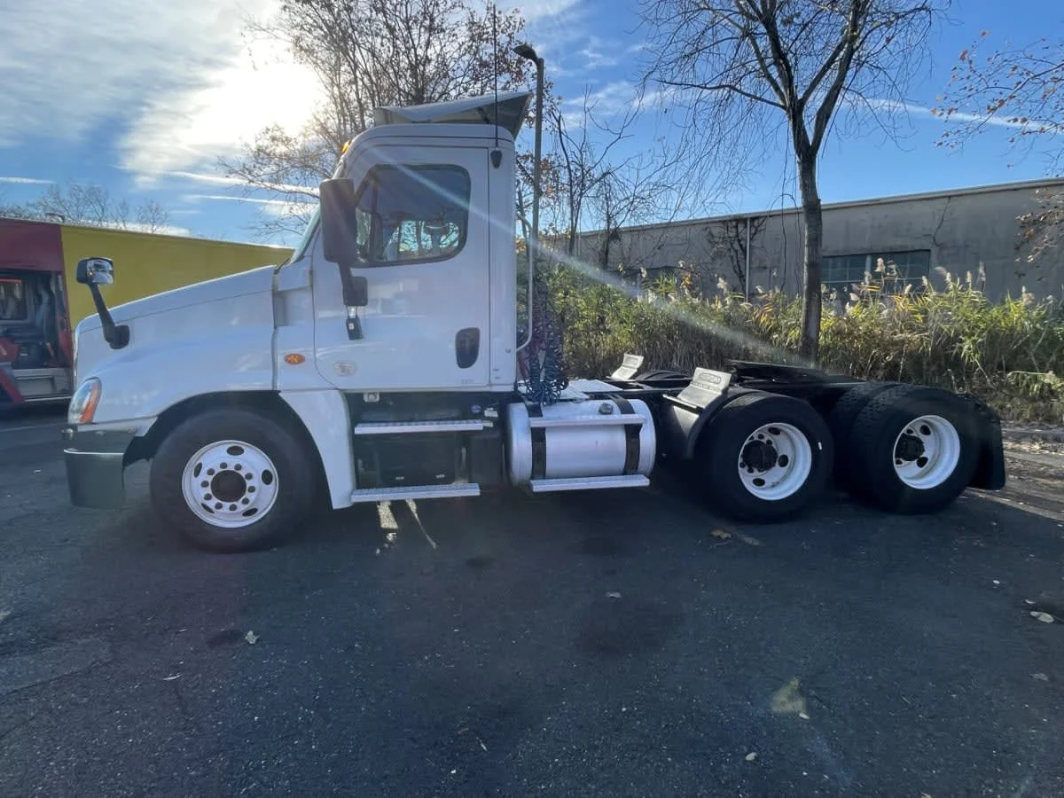 2019 Freightliner Cascadia in Newark, NJ — photo 12