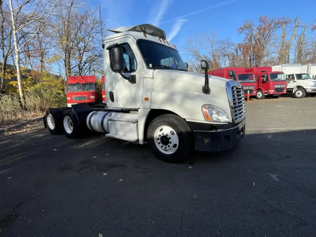 2019 Freightliner Cascadia in Newark, NJ — photo 3
