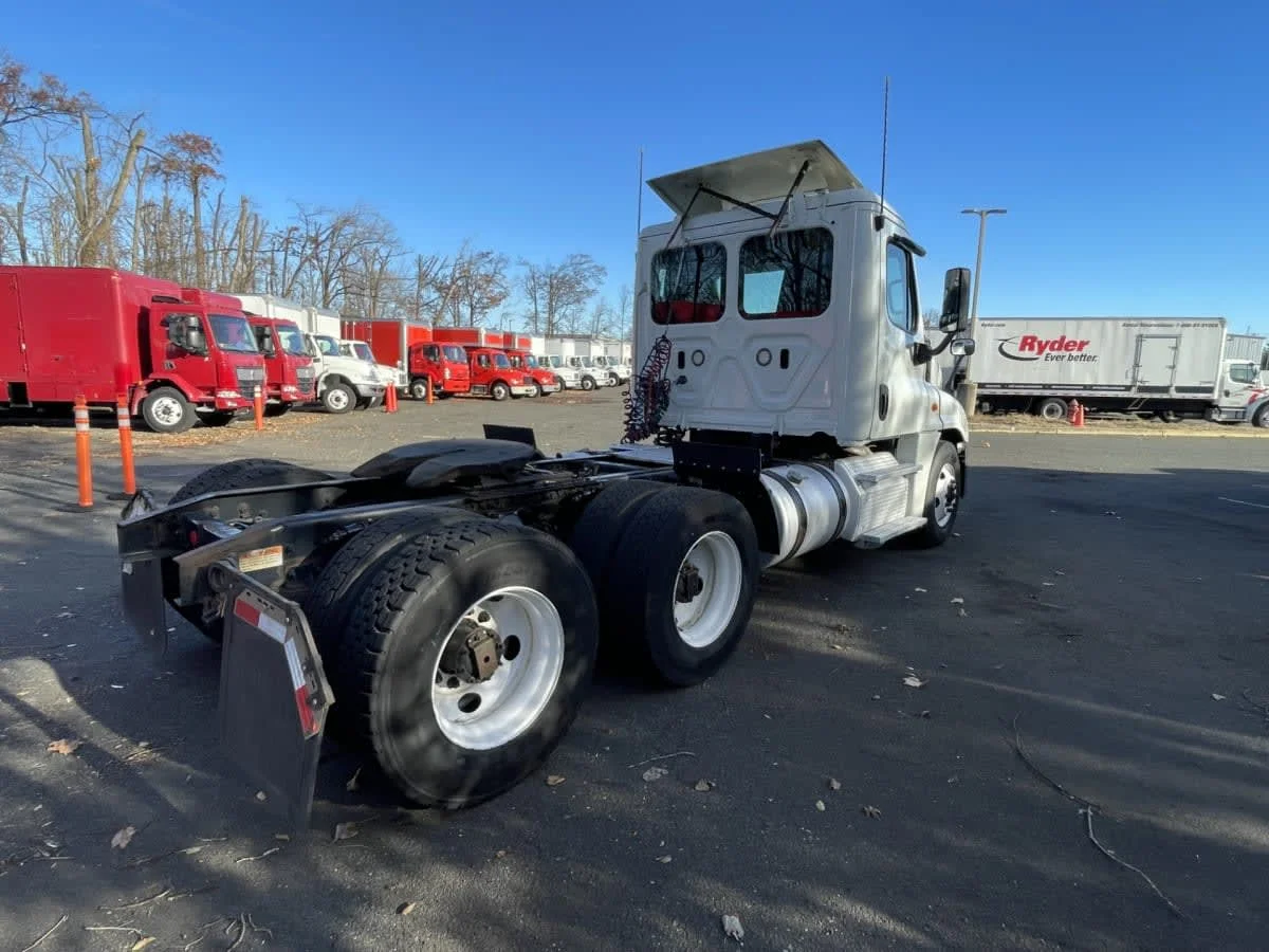 2019 Freightliner Cascadia in Newark, NJ — photo 4