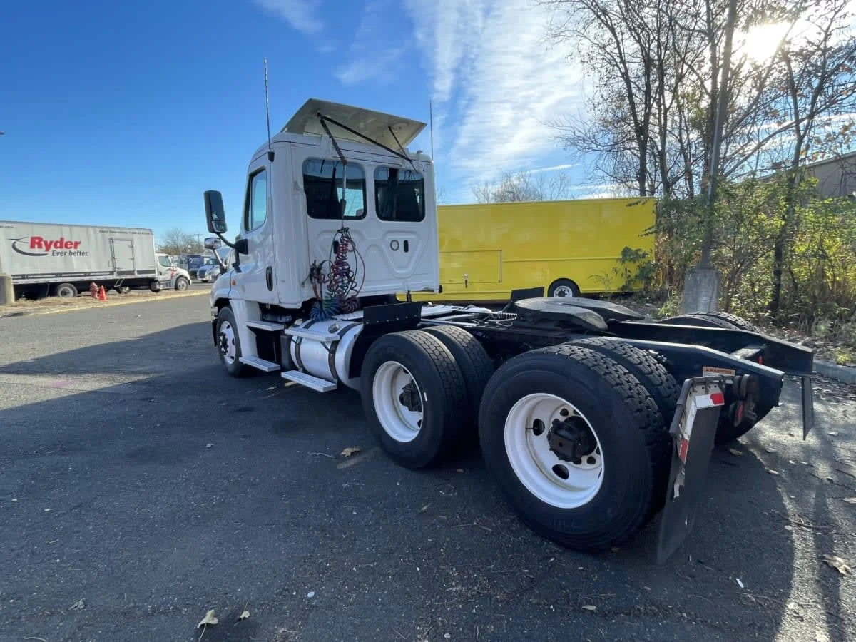 2019 Freightliner Cascadia in Newark, NJ — photo 6