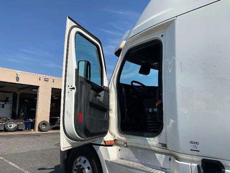 2023 Freightliner Cascadia in Monmouth Junction, NJ — photo 9