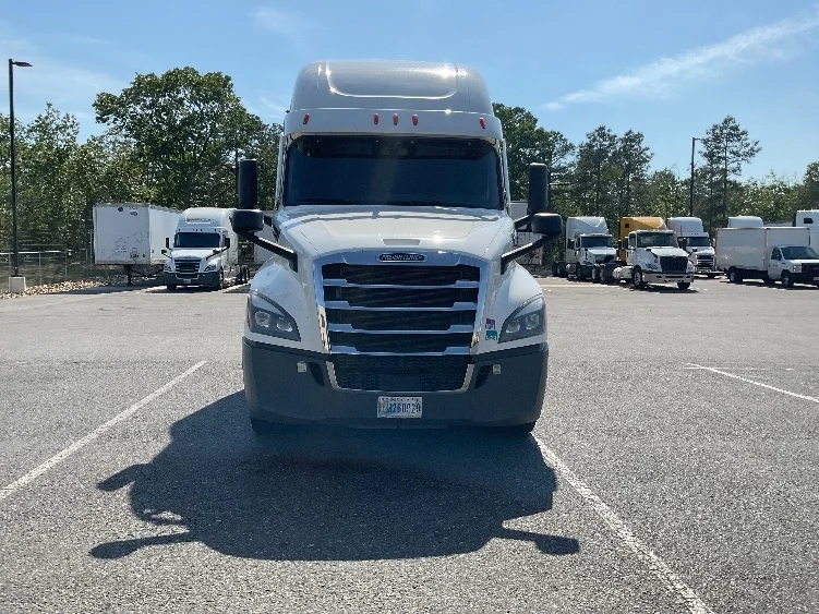 2023 Freightliner Cascadia in Monmouth Junction, NJ — photo 2