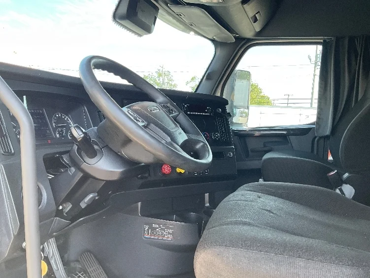 2023 Freightliner Cascadia in Monmouth Junction, NJ — photo 10