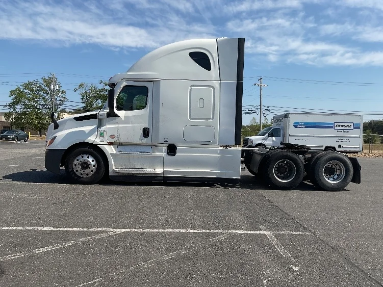 2023 Freightliner Cascadia in Monmouth Junction, NJ — photo 4