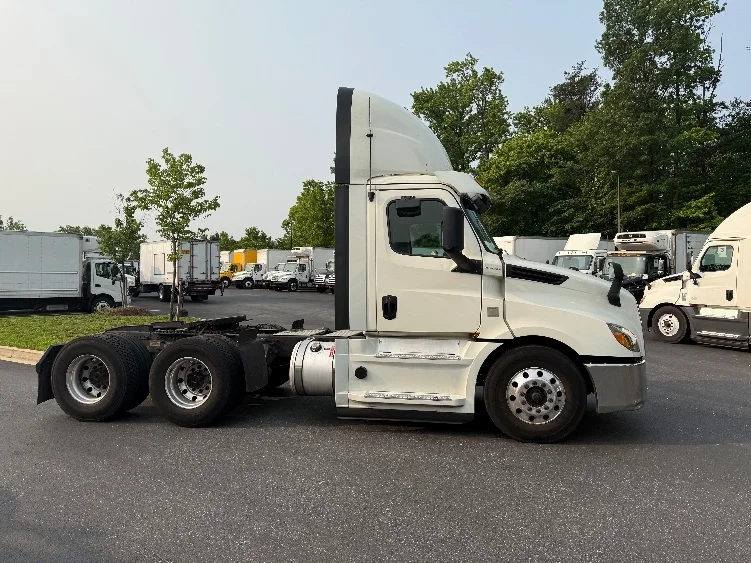 2019 Freightliner Cascadia - image 8