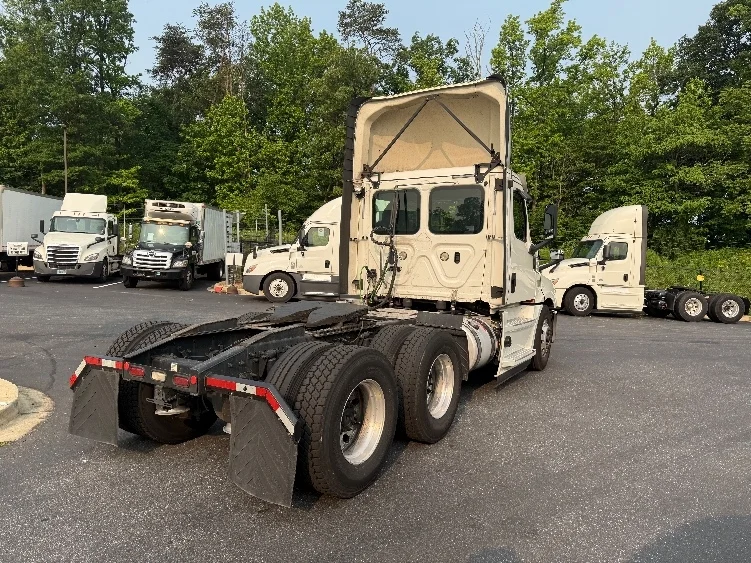 2019 Freightliner Cascadia - image 7