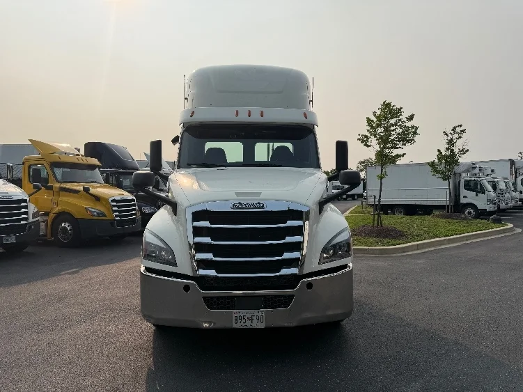 2019 Freightliner Cascadia - image 2