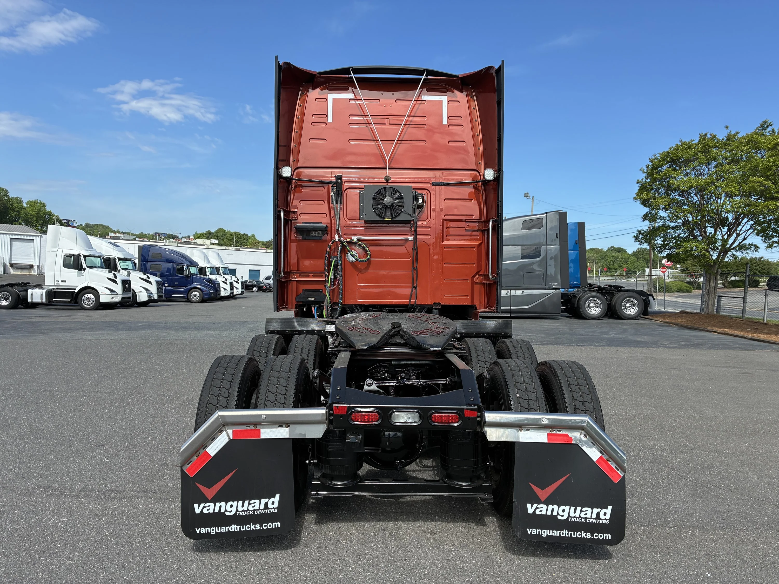 2023 Volvo VNL 860 in CHARLOTTE, NC — photo 8