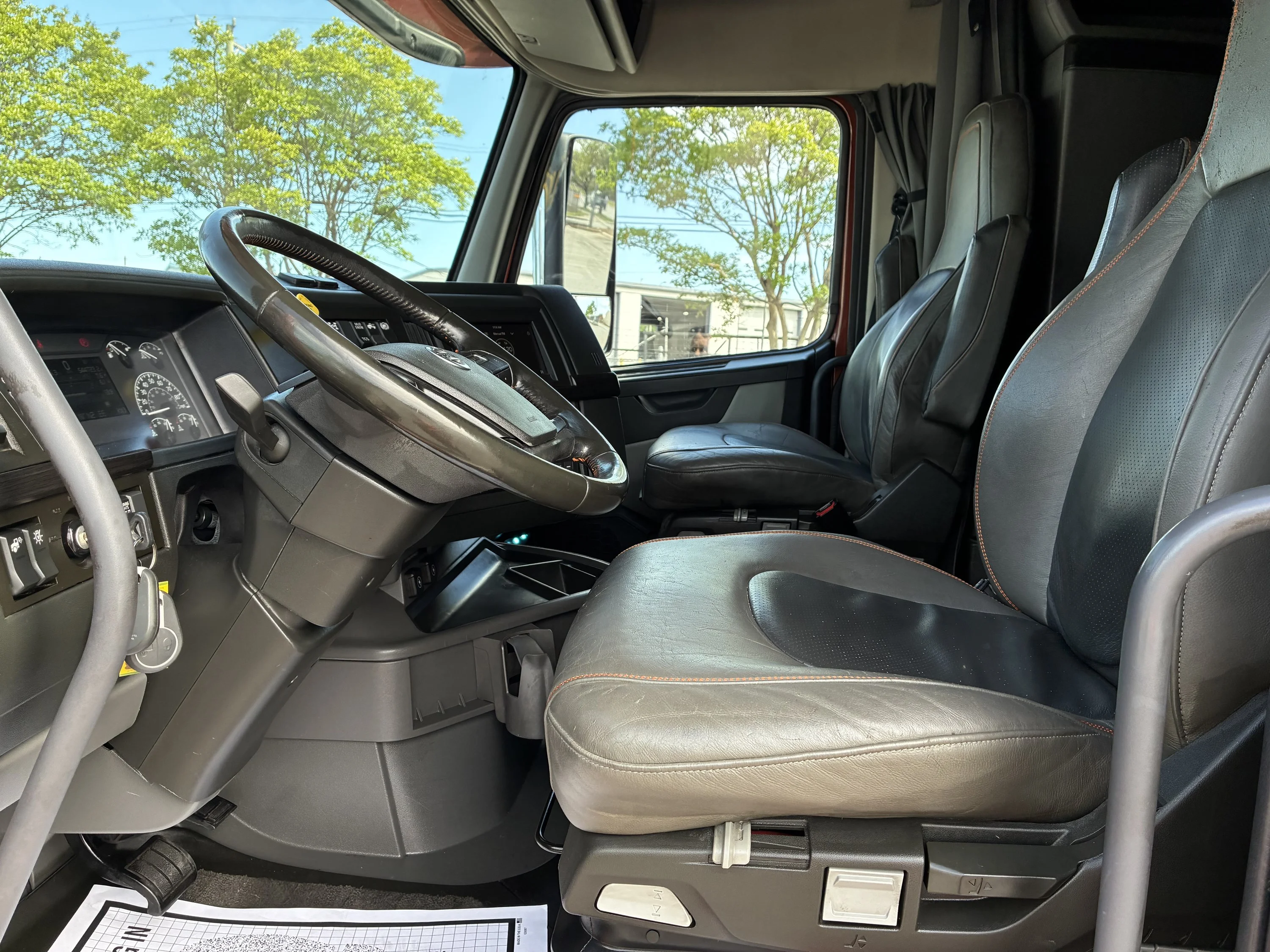 2023 Volvo VNL 860 in CHARLOTTE, NC — photo 10