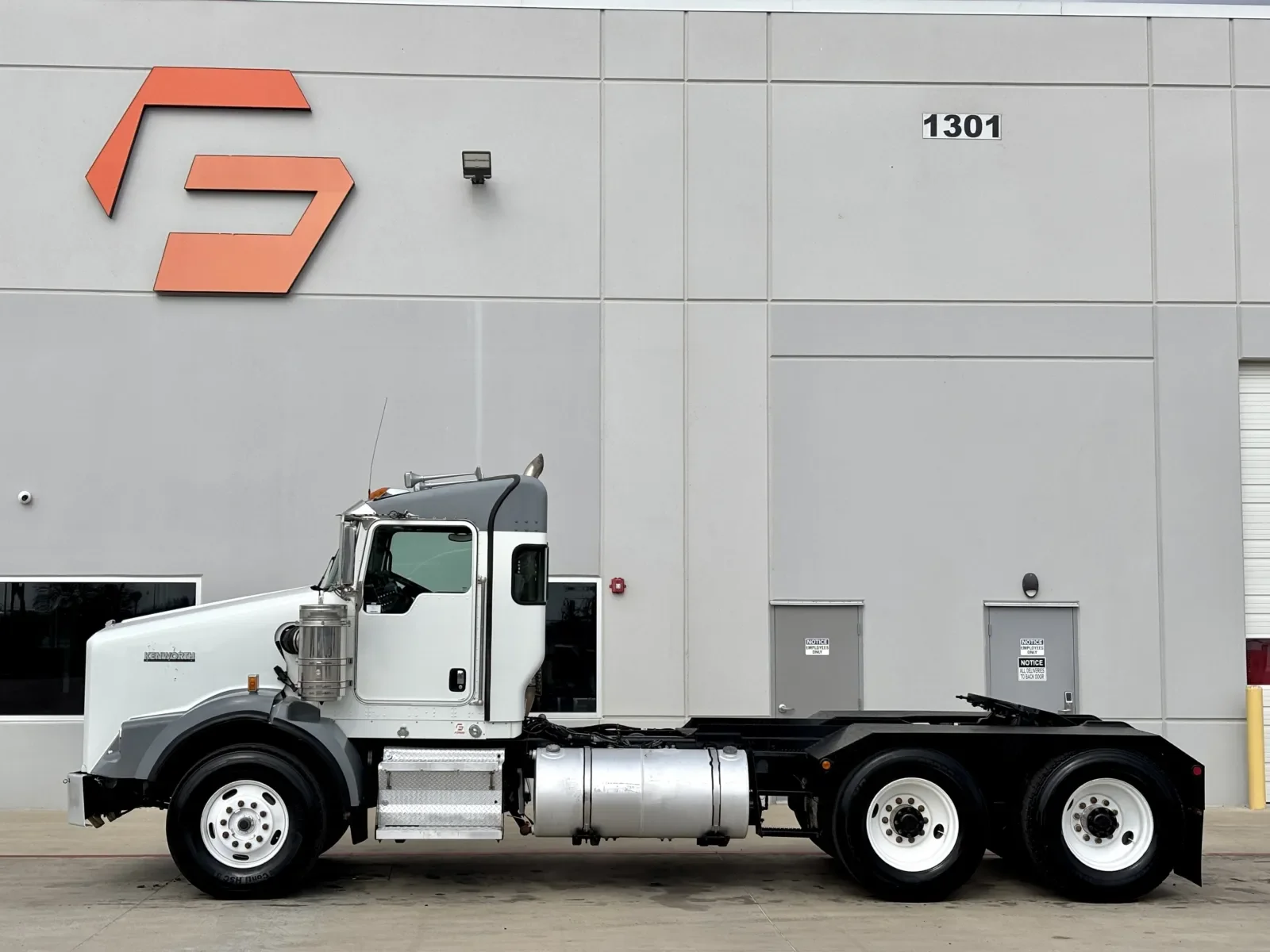 2012 Kenworth T800 - image 4