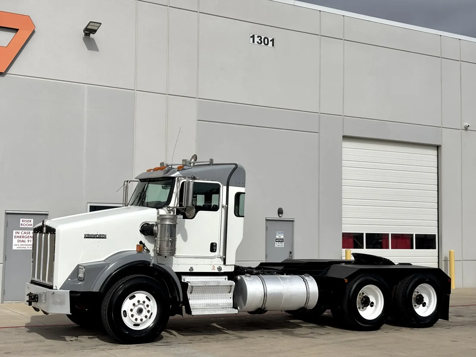 2012 Kenworth T800 - image 2