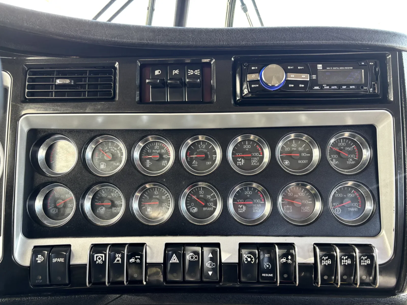 2012 Kenworth T800 - image 17