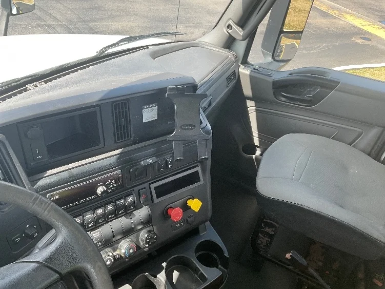 2019 International LT - image 10