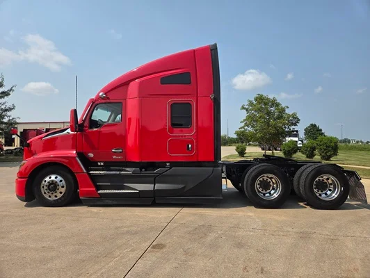 2023 Kenworth T680 in Cedar Rapids, IA — photo 9