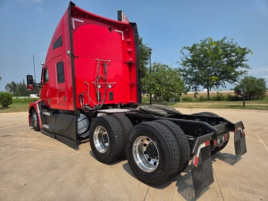 2023 Kenworth T680 in Cedar Rapids, IA — photo 10