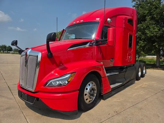 2023 Kenworth T680 in Cedar Rapids, IA — photo 2