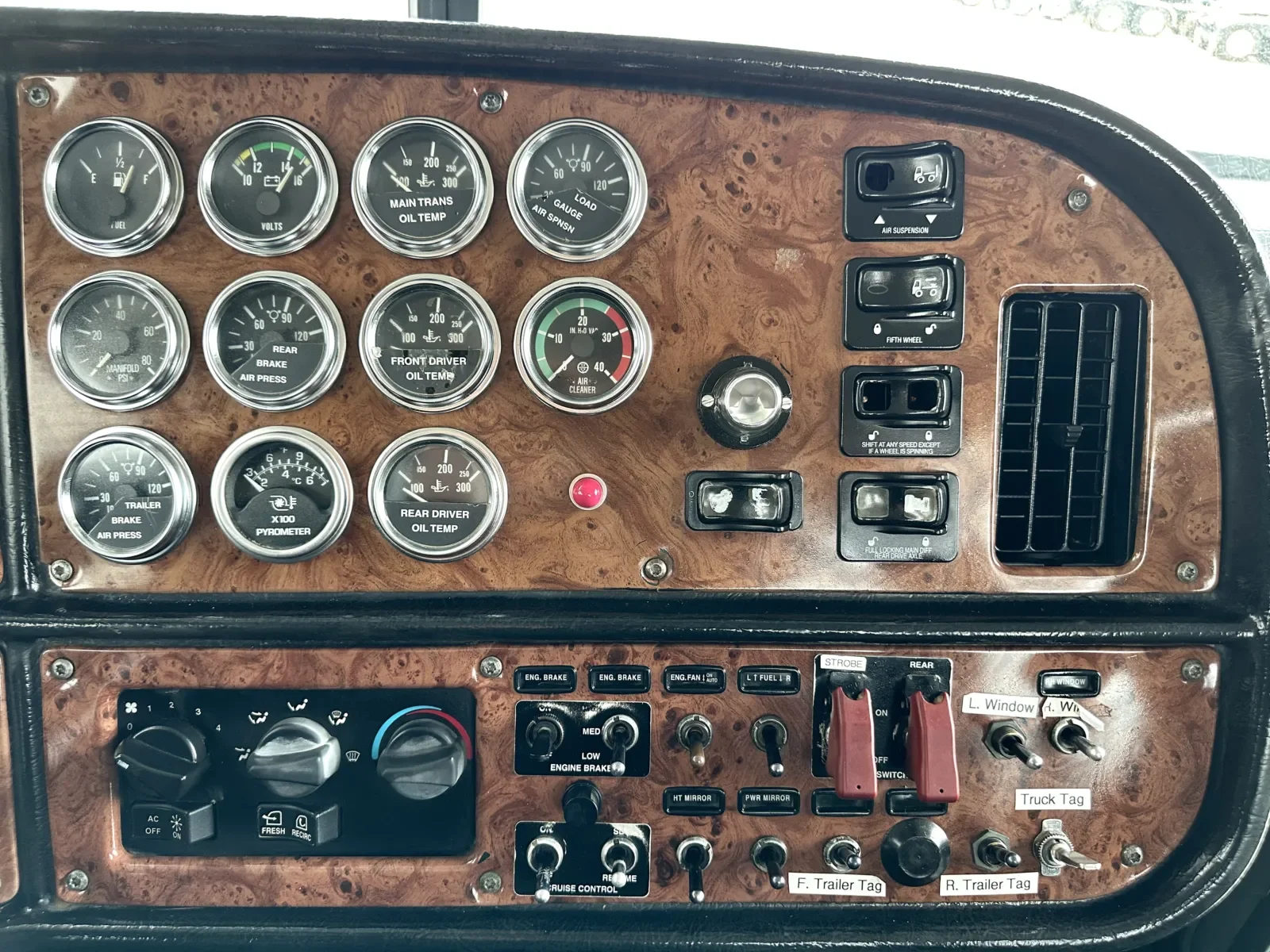 2005 Peterbilt 379 in Hutchins, TX — photo 18
