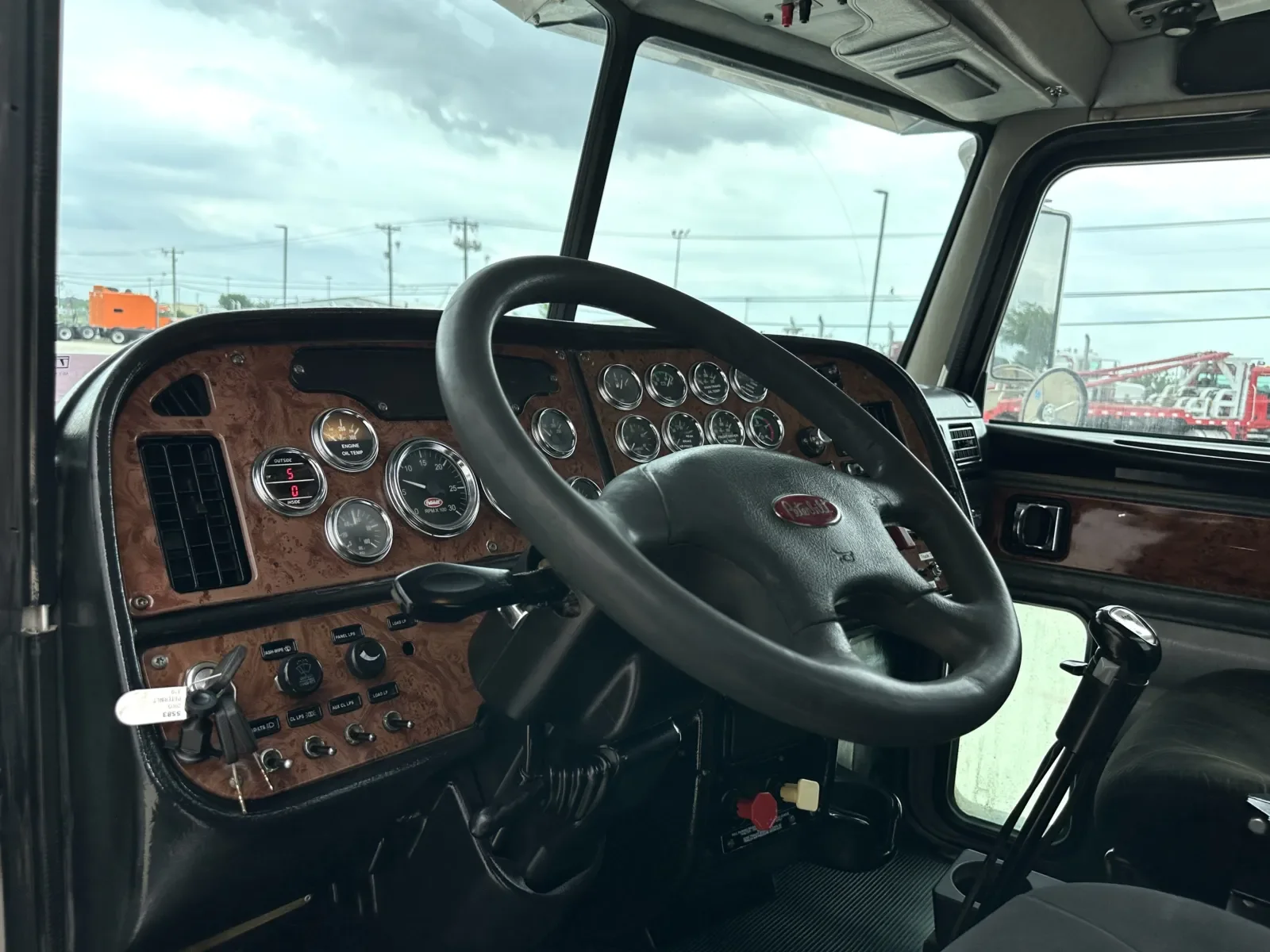2005 Peterbilt 379 in Hutchins, TX — photo 15