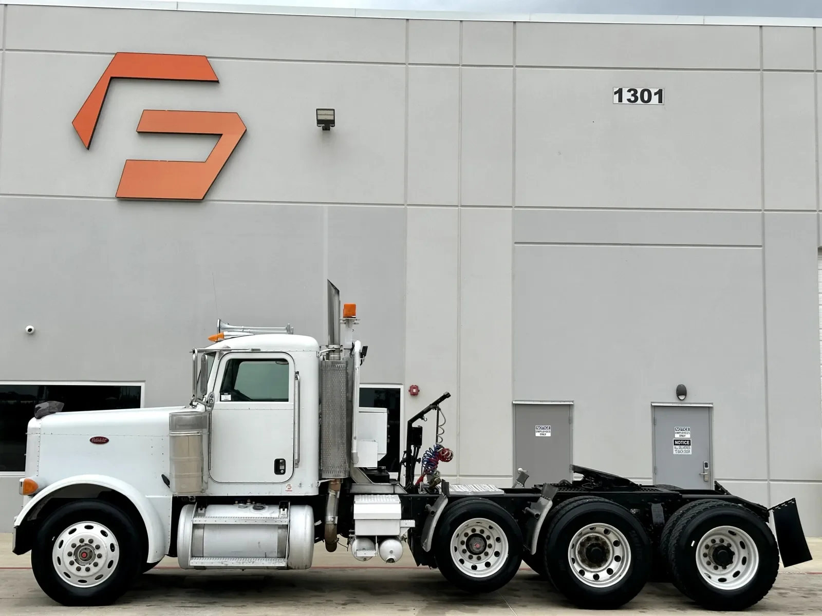 2005 Peterbilt 379 in Hutchins, TX — photo 4