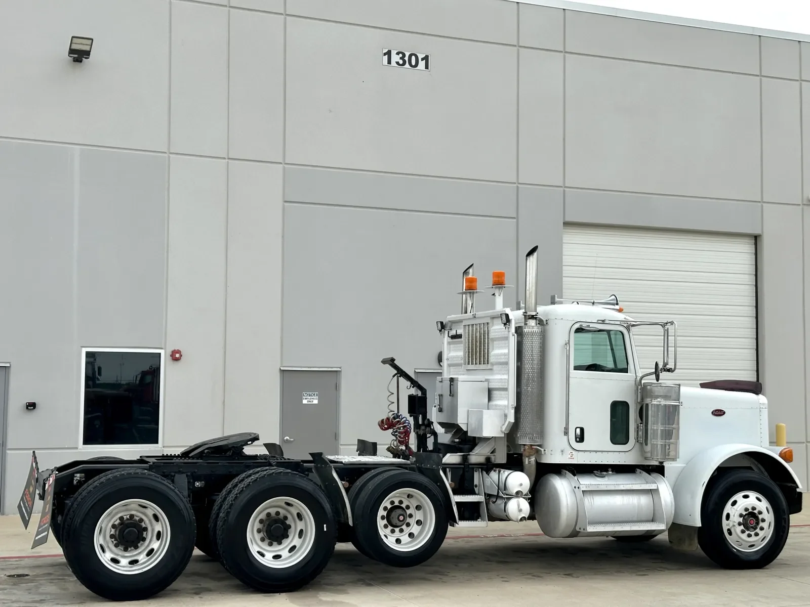 2005 Peterbilt 379 in Hutchins, TX — photo 5