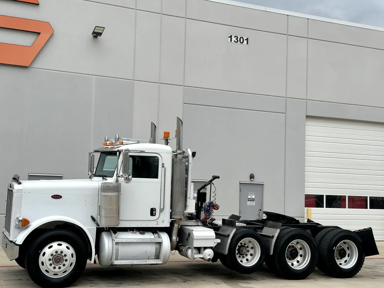 2005 Peterbilt 379 in Hutchins, TX — photo 2