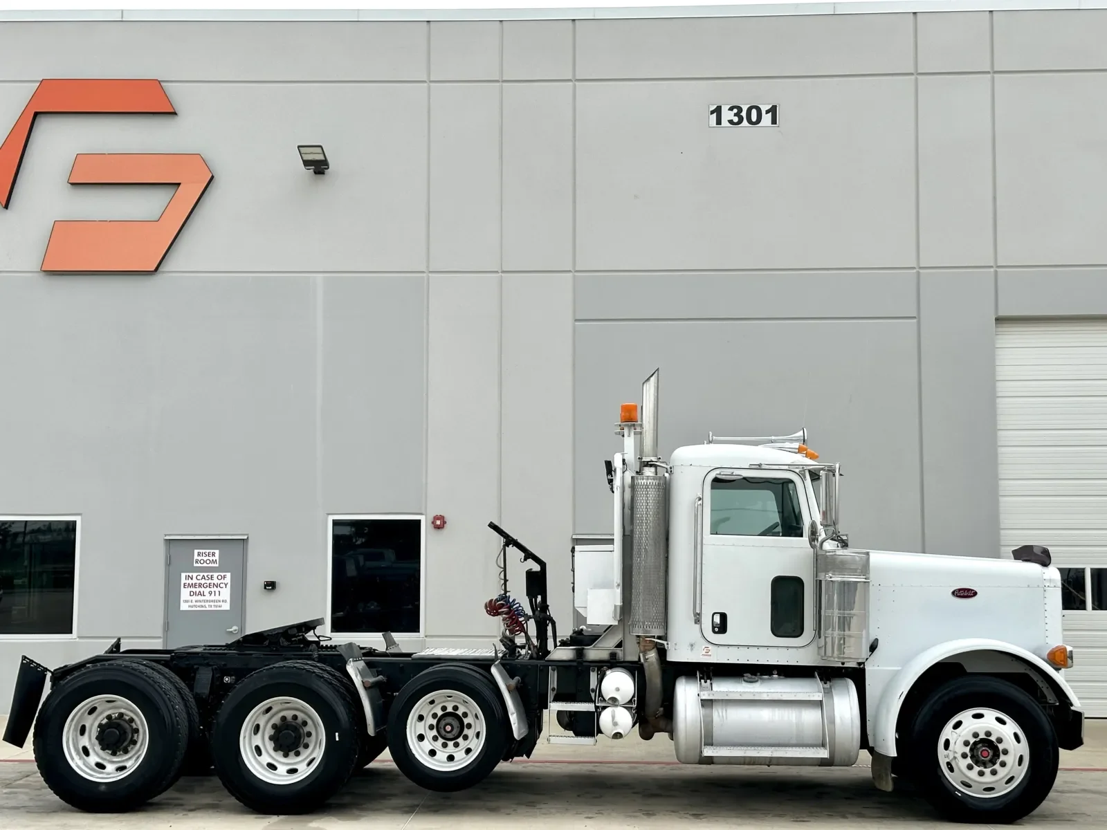 2005 Peterbilt 379 in Hutchins, TX — photo 3