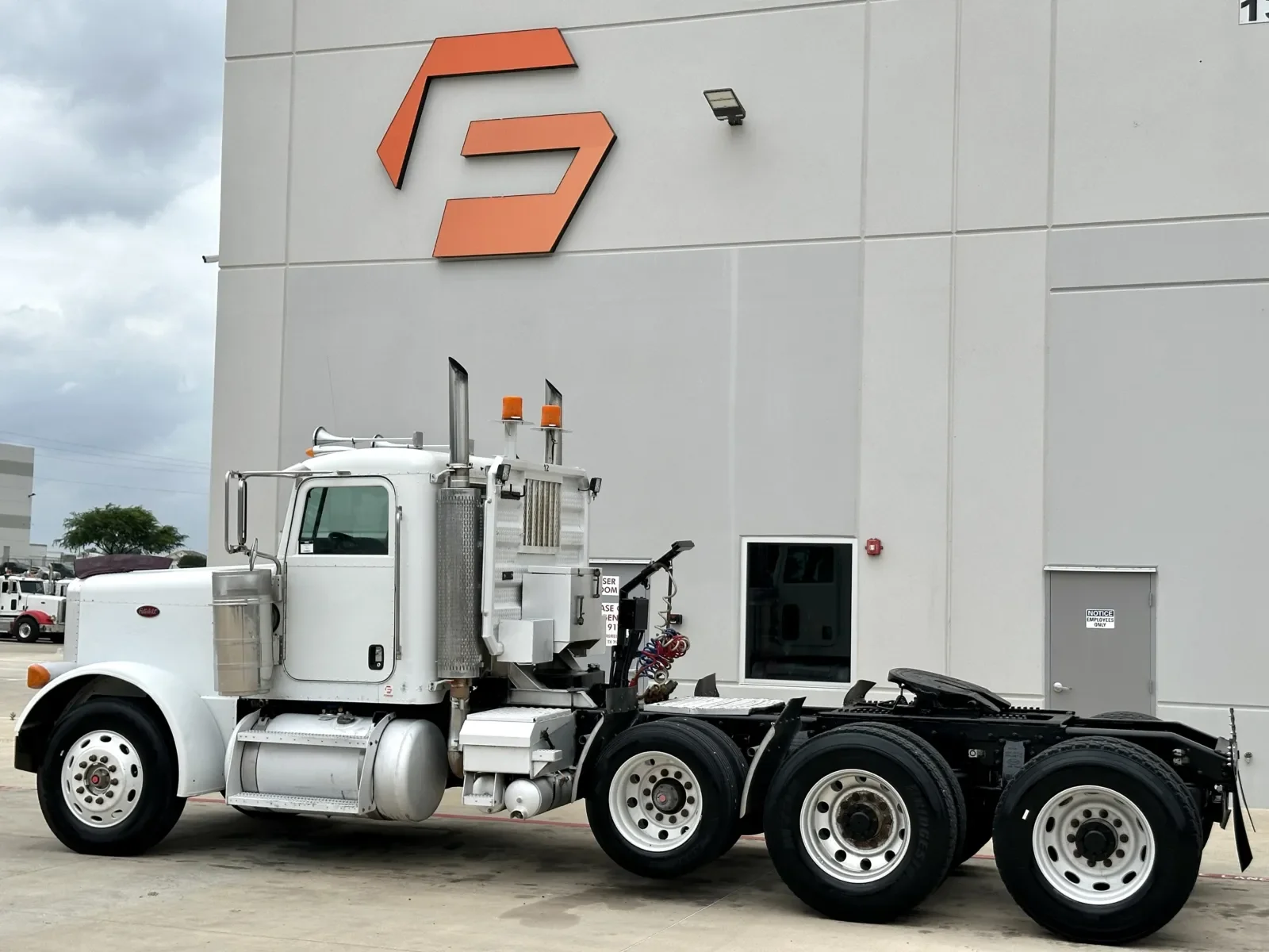 2005 Peterbilt 379 in Hutchins, TX — photo 6