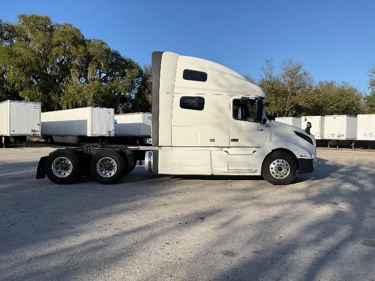 2022 Volvo VNL 760 - image 8