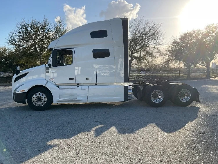 2022 Volvo VNL 760 - image 4