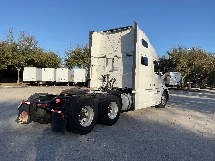 2022 Volvo VNL 760 - image 7