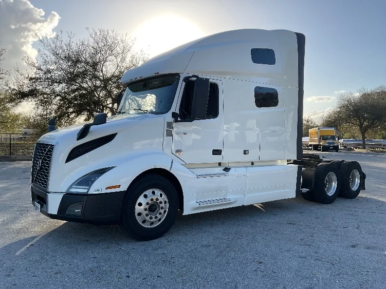 2022 Volvo VNL 760 - image 3
