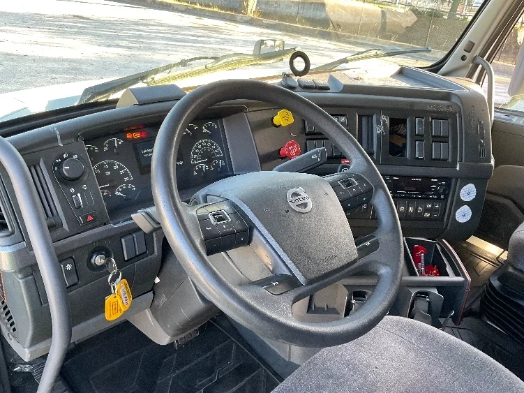 2022 Volvo VNL 760 - image 10